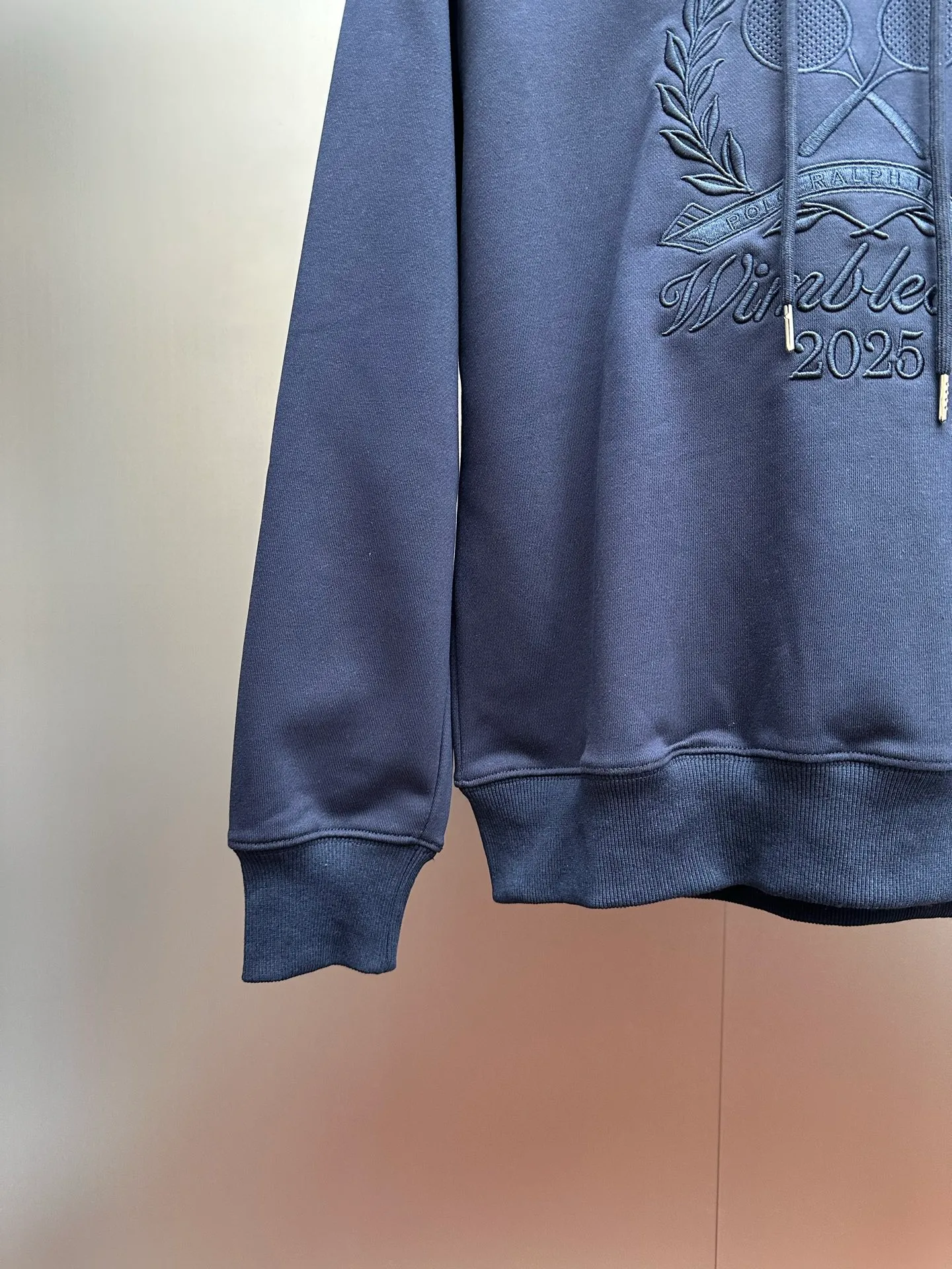 P280 RalphLauren/Ralph Lauren 2025 new autumn and winter large embroidered hooded sweatshirt Ralph Lauren's age-reducing item, the coat fabric is made of 60% cotton ➕40% polyester, which not only retains the softness, comfort and breathability of cotton, but also adds the wear resistance and wrinkle resistance of polyester fiber, making the clothes more durable and easy to care for. Even in slightly cooler weather, you won't feel stuffy when wearing it. This kind of fabric has a natural crisp feel and is not easy to pill or deform. Hooded design effectively improves thermal insulation performance. The embroidery on the chest and the fabric are of the same color. The colors are full, three-dimensional and lifelike, adding a bit of liveliness and interest to the whole sweatshirt. There is no pressure to dress, regardless of age or gender. Complete accessories!  Color: navy blue, black, gray size: S-xL